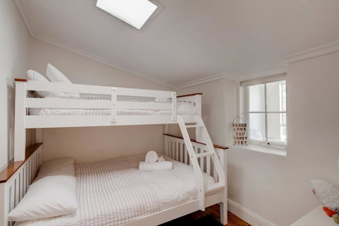 Magnetic Cottage Circa: 1850's - Holiday Sunshine Coast 1