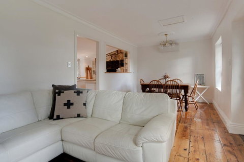 Magnetic Cottage Circa: 1850's - Holiday Sunshine Coast 0