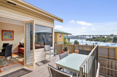 Manfield City Waterfront View Cottage - Sunshine Coast Tourism 1