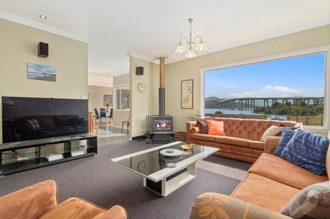 Manfield City Waterfront View Cottage - Sunshine Coast Tourism 0