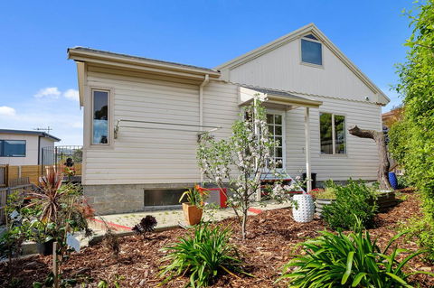 Manfield City Waterfront View Cottage - Sunshine Coast Tourism 2