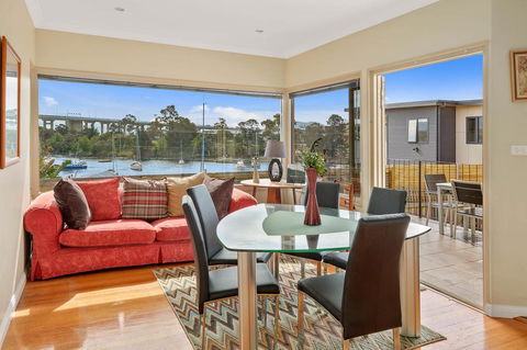 Manfield City Waterfront View Cottage - Sunshine Coast Tourism 3