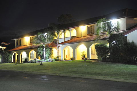 McNevins Warwick Motel - Sunshine Coast Tourism 3