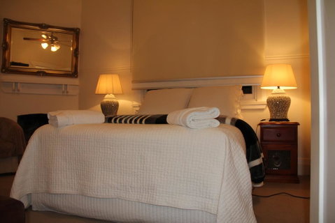 Mentor Chambers Apartment Bed & Breakfast - Holiday Sunshine Coast 2