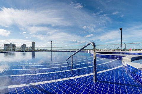 Meriton Suites Southport - Sunshine Coast Tourism 2