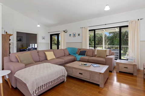 MERMAIDS ON MARENGO - Large Home With Wifi - Sunshine Coast Tourism 0