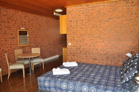 Merrijig Motor Inn - Sunshine Coast Tourism 1