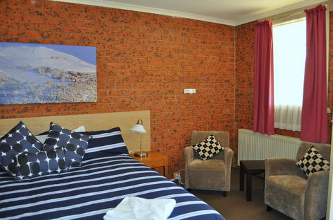 Merrijig Motor Inn - Sunshine Coast Tourism 0