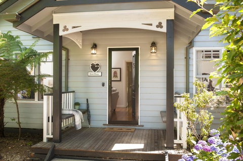 Merrow Cottages - Gatehouse - Holiday Sunshine Coast 1