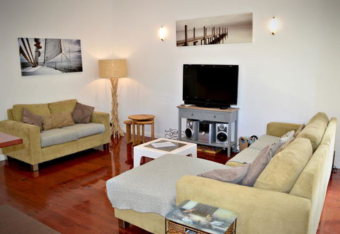 Metung Cottage - Sunshine Coast Tourism 3