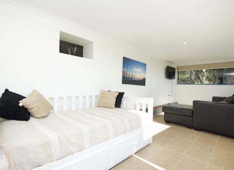 Mick's Apartment - Seal Rocks Beachfront - Sunshine Coast Tourism 1