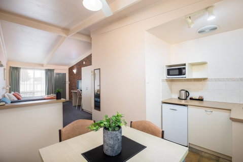 Mid City Motel And Apartments - Holiday Sunshine Coast 2