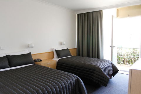 Mid City Motor Inn Queanbeyan - Sunshine Coast Tourism 3