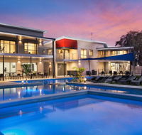 Middle Rock Holiday Resort - Holiday Sunshine Coast