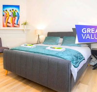 Minutes from the beach shops and parks Free - Wifi - Nespresso - Netflix - Sunshine Coast Tourism