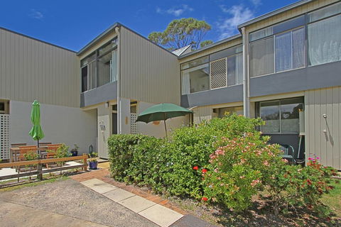 Mitchell Parade 3/11-13 - Sunshine Coast Tourism 2