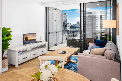 Modern 1-Bed Apartment With Balcony And Leisure Area - Holiday Sunshine Coast 2