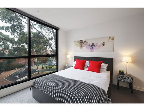 Modern 2 Bed Apartment In Trendy Collingwood - Holiday Sunshine Coast 1