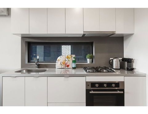 Modern 2 Bed Apartment In Trendy Collingwood - Holiday Sunshine Coast 3