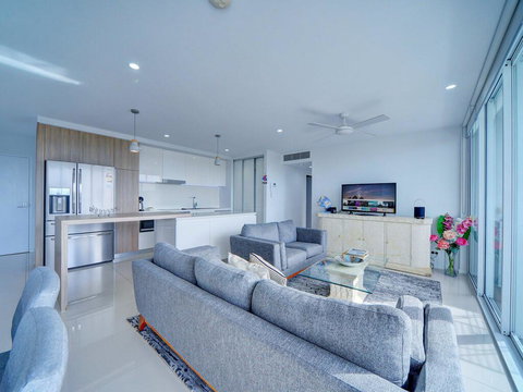 Modern Contemporary Southport Apartment - Sunshine Coast Tourism 2