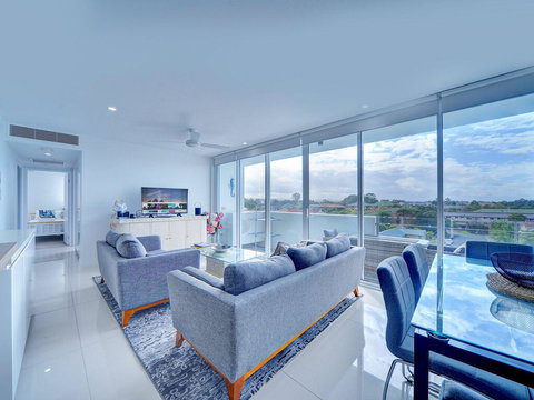 Modern Contemporary Southport Apartment - Sunshine Coast Tourism 0