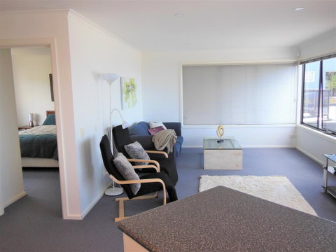 Modern Hobart Apartment With Stunning Views - Sunshine Coast Tourism 3