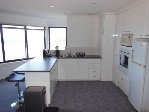 Modern Hobart Apartment With Stunning Views - Sunshine Coast Tourism 2