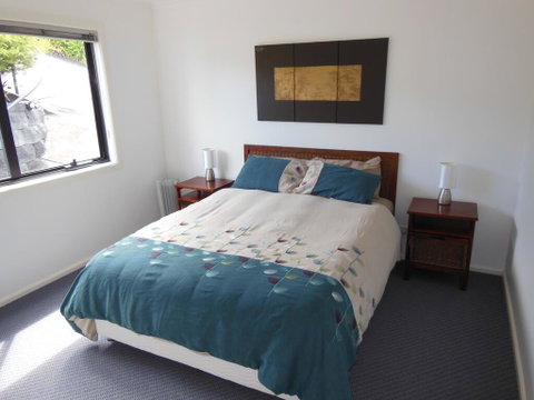 Modern Hobart Apartment With Stunning Views - Sunshine Coast Tourism 1