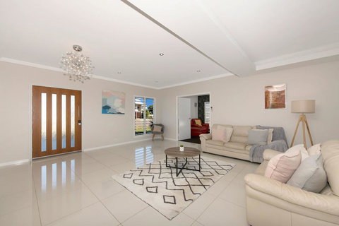 Modern Luxury Ocean Views - Holiday Sunshine Coast 3