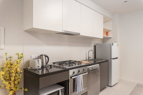 Modern One Bed Room With Balcony - Holiday Sunshine Coast 2