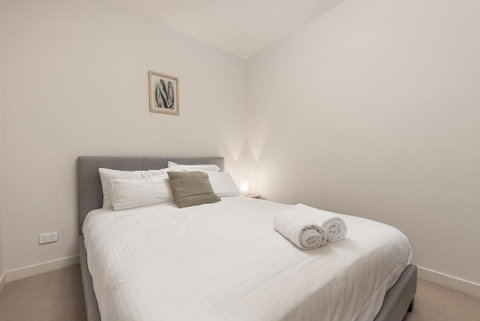 Modern One Bed Room With Balcony - Holiday Sunshine Coast 1