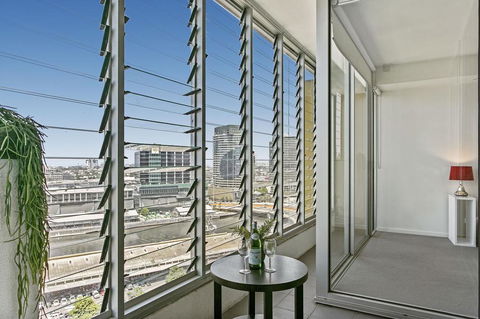 Modern Two Bedroom Apartment In Melbourne CBD - Holiday Sunshine Coast 3