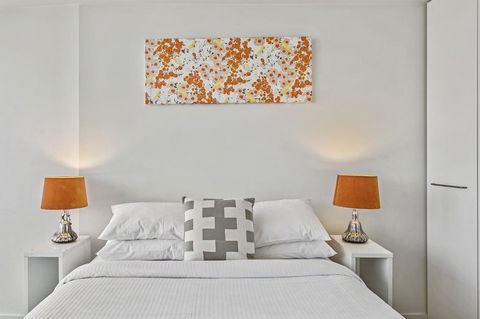 Modern Two Bedroom Apartment In Melbourne CBD - Holiday Sunshine Coast 1