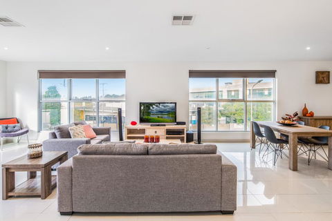Modern Unit With Balconies Near Melbourne Airport - Sunshine Coast Tourism 0