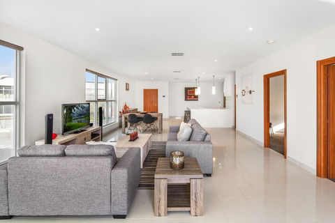 Modern Unit With Balconies Near Melbourne Airport - Sunshine Coast Tourism 2
