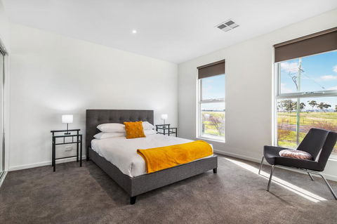 Modern Unit With Balconies Near Melbourne Airport - Sunshine Coast Tourism 1