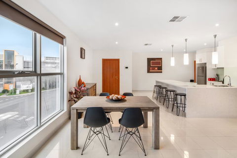 Modern Unit With Balconies Near Melbourne Airport - Sunshine Coast Tourism 3