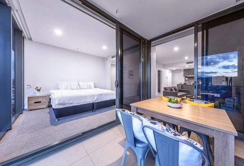 Modern, Carefree Living Style APT In Toowong&View - Holiday Sunshine Coast 2