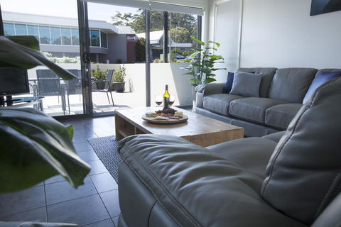 Mollymook Luxury Beachfront Apartment 3 - Sunshine Coast Tourism 3