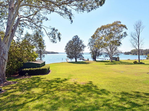 Morisset Bay Waterfront Views Lake House Looking Over Trinity Marina - Sunshine Coast Tourism 3