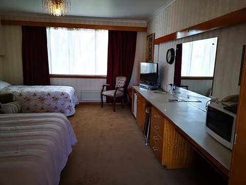Motel Mayfair On Cavell - Sunshine Coast Tourism 1