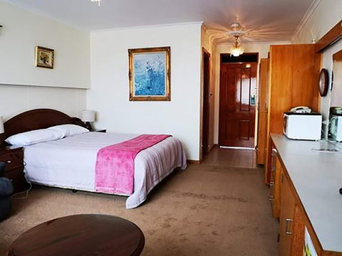 Motel Mayfair On Cavell - Sunshine Coast Tourism 2