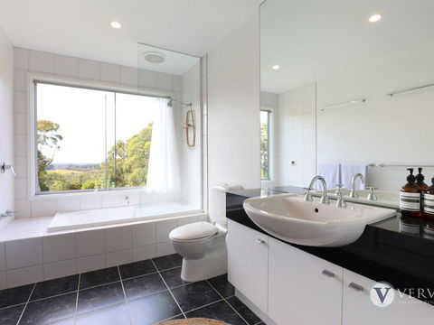Myers Road Retreat Plus Guest House - Holiday Sunshine Coast 1