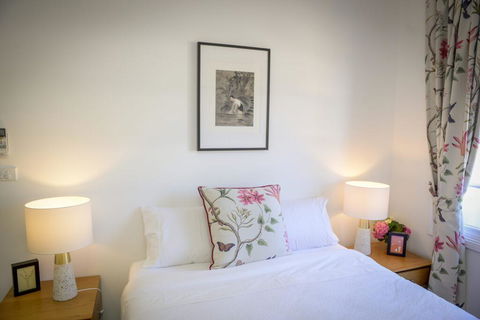 Myrtle Tree Lodge - Flowers, Kangaroo Valley - Holiday Sunshine Coast 1