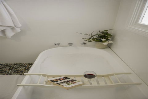 Myrtle Tree Lodge-Leaves, Kangaroo Valley - Holiday Sunshine Coast 3