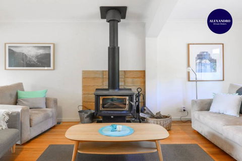 NATURE LOVERS DREAM // FIREPLACE //ACCESS TO HIKES - Sunshine Coast Tourism 3