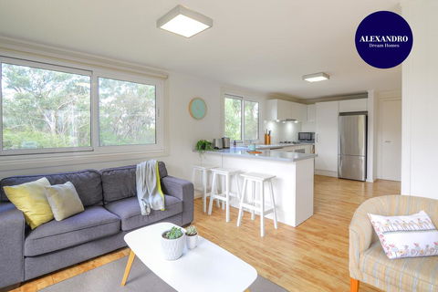NATURE LOVERS DREAM // FIREPLACE //ACCESS TO HIKES - Sunshine Coast Tourism 0