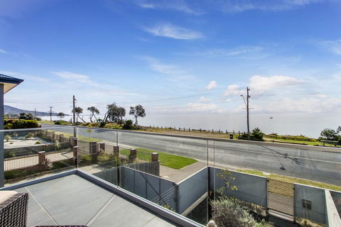 Nautilus 1 Luxury Retreat - Modern Beachfront Townhouse, WiFi, Water Views - Sunshine Coast Tourism 1