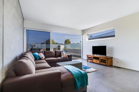 Nautilus 1 Luxury Retreat - Modern Beachfront Townhouse, WiFi, Water Views - Sunshine Coast Tourism 2