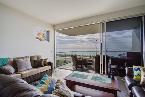 Nautilus Villa Luxury Retreat, Modern, Large Double Beachfront Townhouse, Water Views - Holiday Sunshine Coast 1